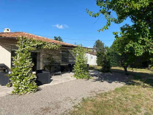 Maison de plain pied avec terrain de pétanque