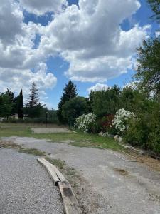 Maison de plain pied avec terrain de pétanque