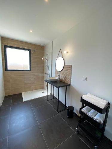 Maison de plain pied, entre terre et mer
