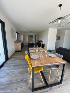 Maison de plain pied, entre terre et mer