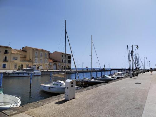 Maison de vacances à Marseillan au cœur du village, à quelques pas du port.
