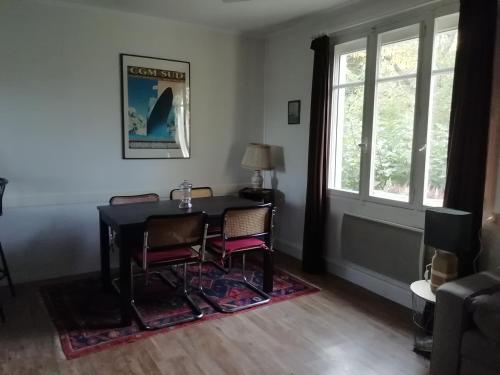 Maison de village en bord de rivière
