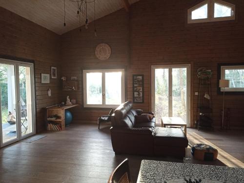 Maison en bois calme arborée