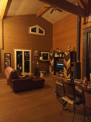 Maison en bois calme arborée