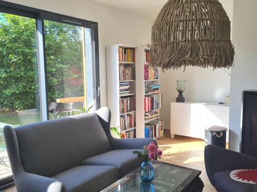 Maison en bois chaleureuse avec bain nordique