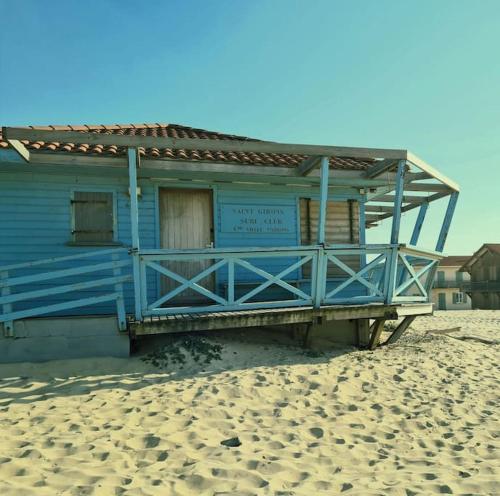 Maison en bois chaleureuse avec bain nordique