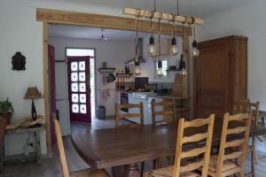 Maison en bordure de forêt, proche du lac.