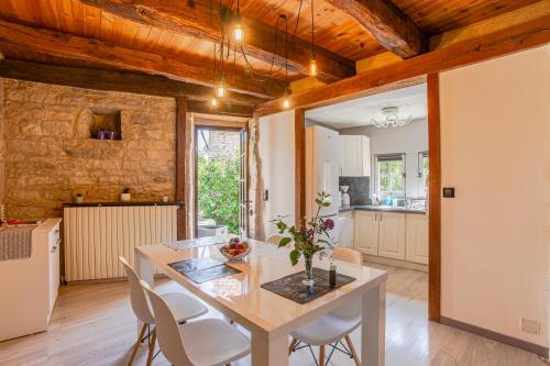 Maison en pierres au coeur du village médiéval de Villeneuve
