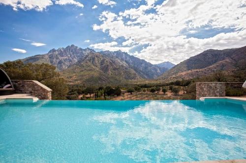 Maison en pierres entre mer, montagne et piscine.
