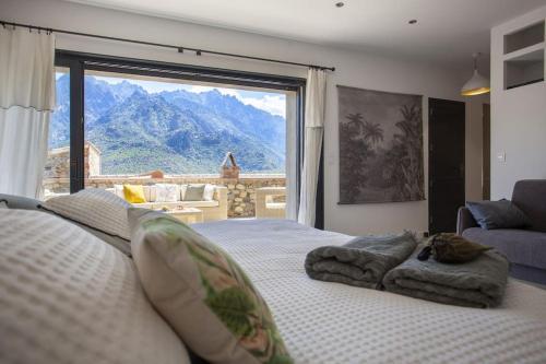 Maison en pierres entre mer, montagne et piscine.