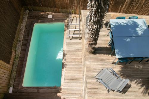 Maison en plein centre avec piscine garage et clim