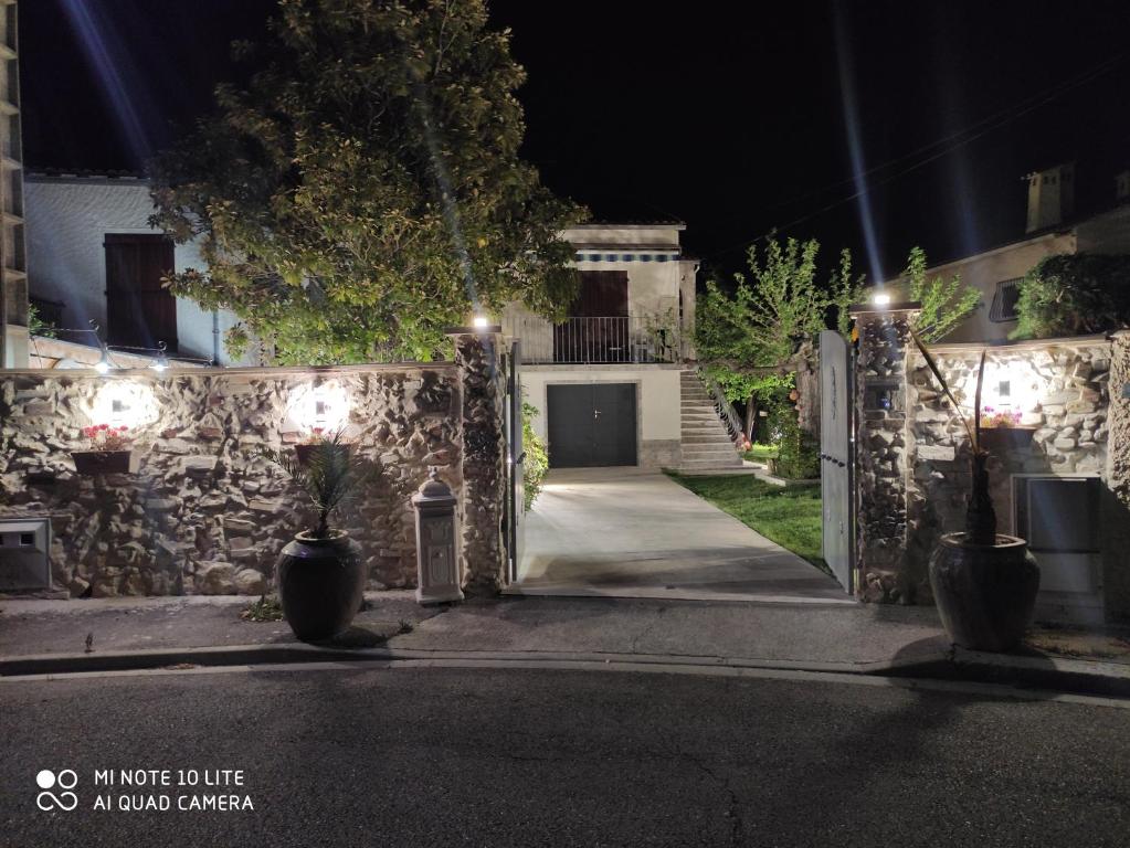 Maison en rez-de-chaussée,jardin, très bien située 54 Rue Madeleine Petit Coste, 13200 Arles