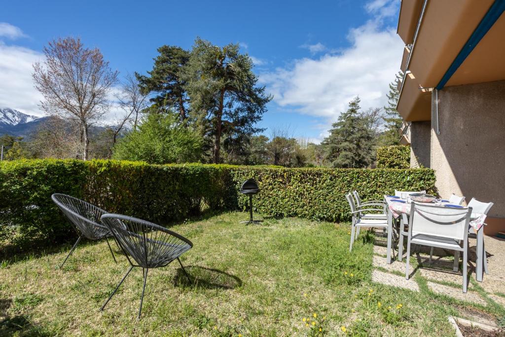 Maison ensoleillée de plain-pied ouvert sur un jardin clôturé