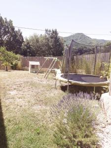 Maison ensoleillée de plain-pied ouvert sur un jardin clôturé