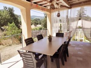 Maison ensoleillée de plain-pied ouvert sur un jardin clôturé
