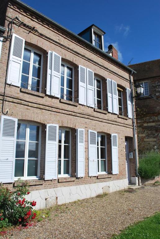 Maison entière avec petite cour intérieure. 88410 Monthureux-sur-Saône
