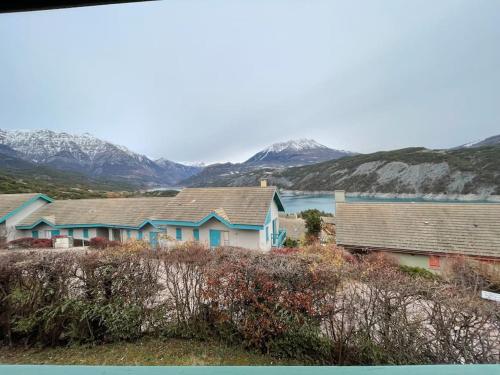 Maison entre lac et montagne