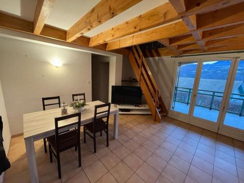 Maison entre lac et montagne
