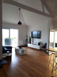 Maison et grande terrasse face mer
