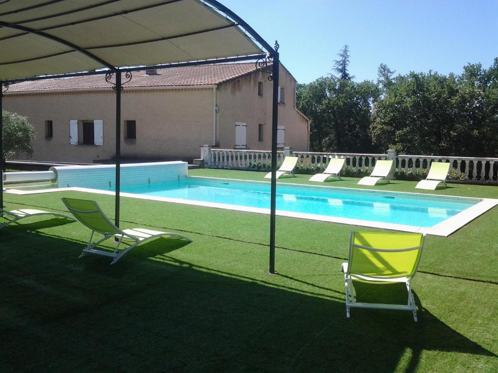 Maison familiale avec piscine privée au coeur du Luberon, en campagne du village de Cabrières d'Avignon proche de Gordes, 12 personnes, LS2-303 FENIERO 297 Chemin des cabanes, 84220 Cabrières-dʼAvignon