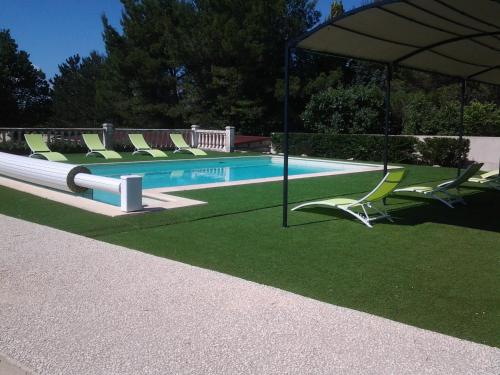 Maison familiale avec piscine privée au coeur du Luberon, en campagne du village de Cabrières d'Avignon proche de Gordes, 12 personnes, LS2-303 FENIERO