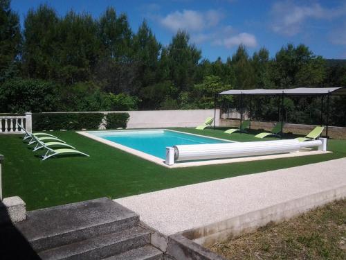 Maison familiale avec piscine privée au coeur du Luberon, en campagne du village de Cabrières d'Avignon proche de Gordes, 12 personnes, LS2-303 FENIERO