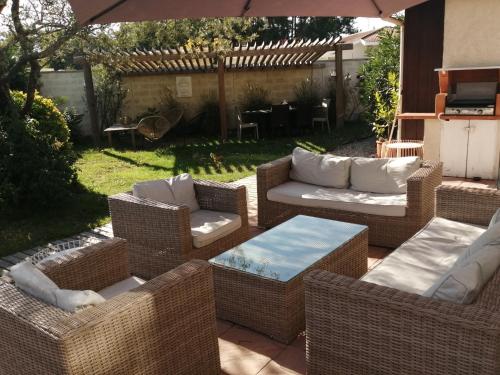 Maison familiale en bois avec piscine, proche du bassin