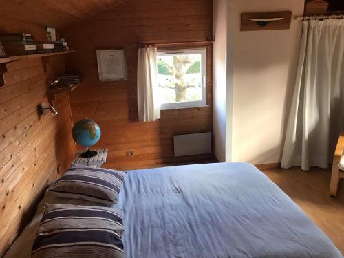 Maison familiale en bois avec piscine, proche du bassin