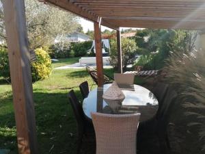Maison familiale en bois avec piscine, proche du bassin