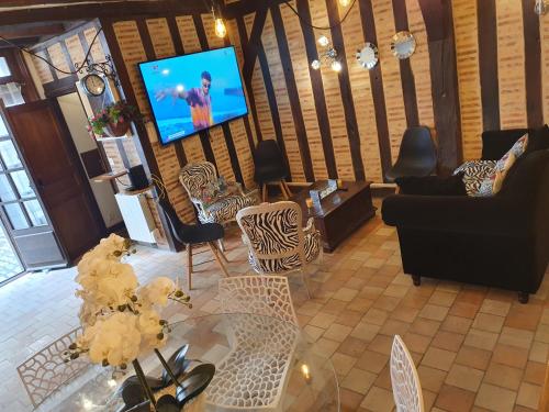 MAISON GITE ENTIER en HYPER HYPER CENTRE QUARTIER HISTORIQUE DE TOURS à 25 metres DE LA CELEBRE PLACE PLUMEREAU pour 2 à 7 Personnes