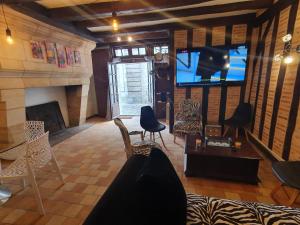 MAISON GITE ENTIER en HYPER HYPER CENTRE QUARTIER HISTORIQUE DE TOURS à 25 metres DE LA CELEBRE PLACE PLUMEREAU pour 2 à 7 Personnes