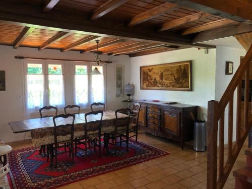 Maison/Gîte familial dans le Jura à 200m du lac avec piscine privée
