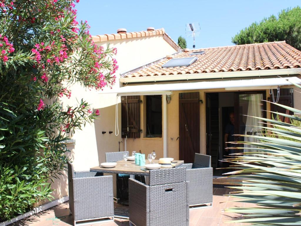 Maison de vacances Maison Gruissan, 2 pièces, 5 personnes - FR-1-229-779 PAVILLON N°71 RESIDENCE LES AMANDINES 11430 Gruissan