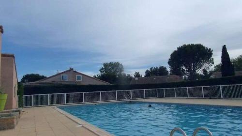 maison individuelle familiale et piscine partagée