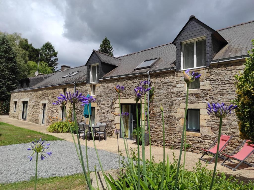 maison isolée dans les vignes et les bois
