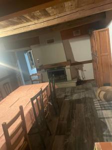Maison isolée sur piste ski de fond avec cheminée.