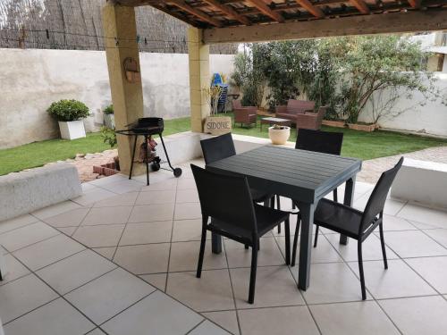 Maison Jardin+Jacuzzi l'été, plage à 1 km