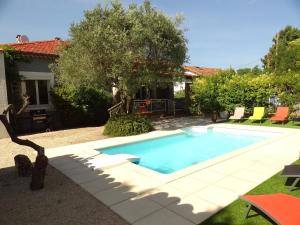 Maison de vacances Maison L'Isle-sur-la-Sorgue, 6 pièces, 12 personnes - FR-1-708-12 107 Avenue Fabre de Sérignan 84800 LʼIsle-sur-la-Sorgue Provence-Alpes-Côte d\'Azur