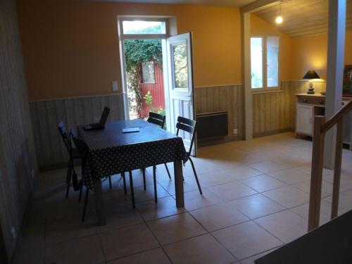 Maison Le Palais, 4 pièces, 5 personnes - FR-1-418-77