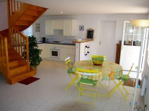 Maison de vacances Maison Le Palais, 4 pièces, 7 personnes - FR-1-418-53 MÃ©rÃ©zelle -  - 56360 Le Palais Bretagne