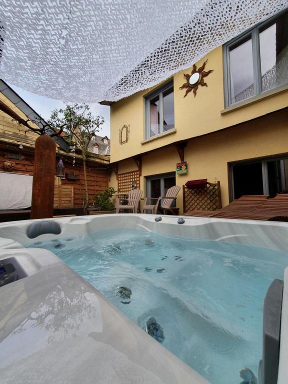 MAISON LES PIEDS DANS L EAU 29680 Roscoff