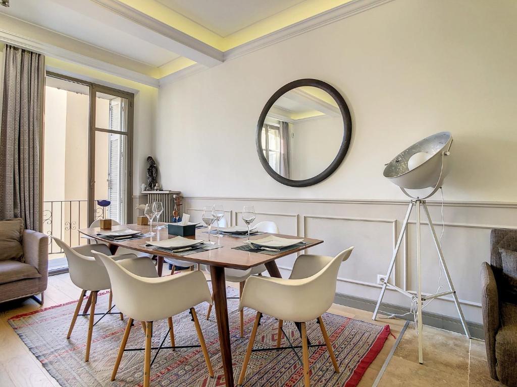 Maison moderne avec piscine et tennis