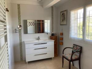 Maison moderne et confortable avec grand jardin