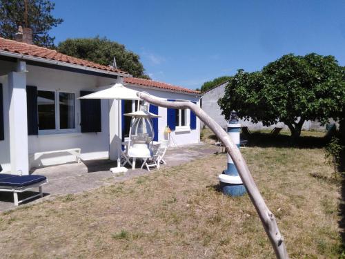 Maison oléronaise avec la plage à pied et la piste cyclable au bout du jardin