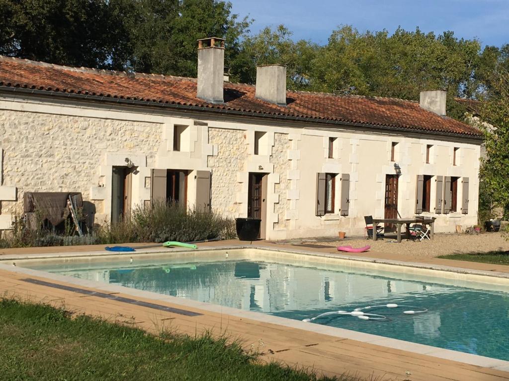 Maison de vacances Maison Périgord vert piscine et spa 475 La Combe 24490 La Roche-Chalais