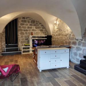 maison pierre et voûte au cœur du village