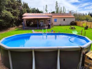 Maison piscine jeux à la campagne