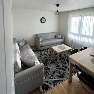 Maison de vacances Maison pour 13 personnes Proche de Paris CDG Salon Villepinte 40 Rue Louise Michel 95190 Goussainville Île-de-France