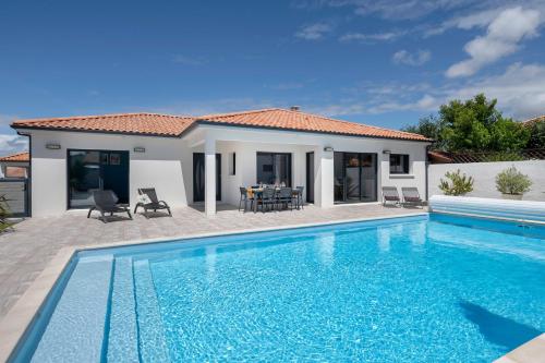 Maison recente de plain-pied avec piscine a La Plaine sur Mer