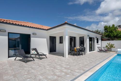 Maison recente de plain-pied avec piscine a La Plaine sur Mer